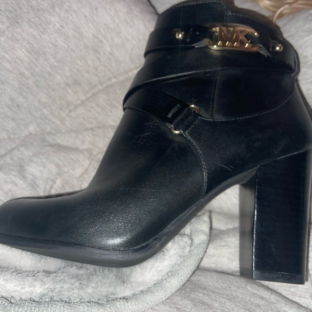Están Nuevas solo las usé una ves Michael kors size 6